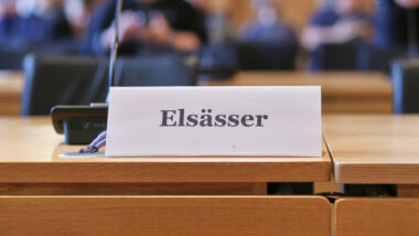 Namensschild "Elsässer" im Gerichtssaal