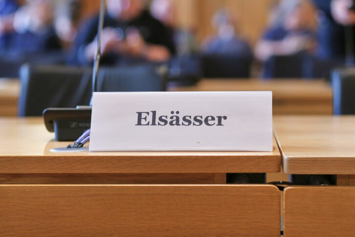 Namensschild "Elsässer" im Gerichtssaal