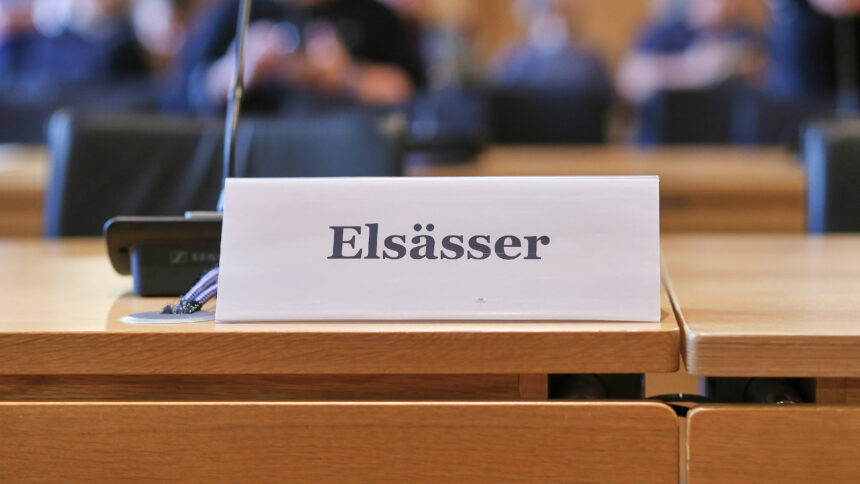 Namensschild "Elsässer" im Gerichtssaal