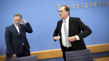 Holger Münch und Alexander Dobrindt vor dem blauen Bundespressekonferenz-Hintergrund
