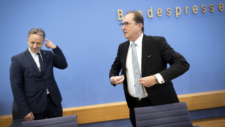 Holger Münch und Alexander Dobrindt vor dem blauen Bundespressekonferenz-Hintergrund