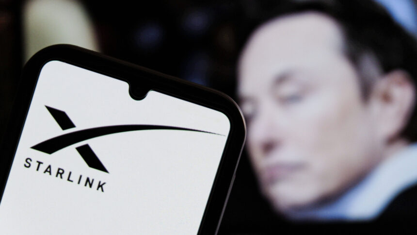 Ein Handy mit Starlink im Vordergrund, dahinter Elon Musk.