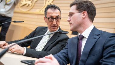 Cem Özdemir und Manuel Hagel sitzen nebeneinander.