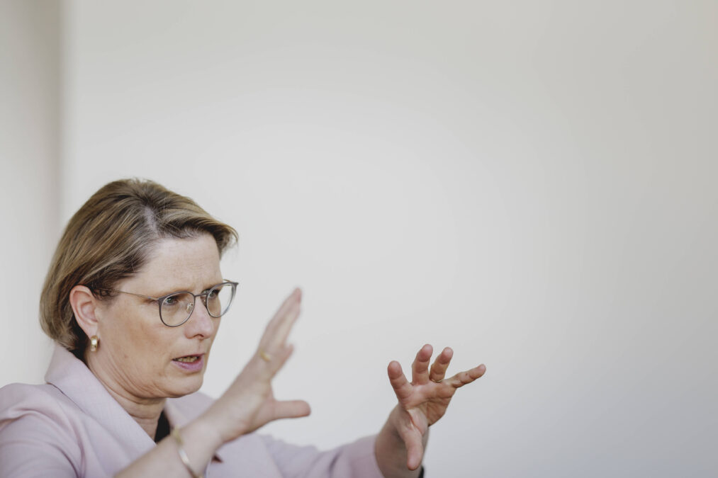 Stefanie Hubig in einem Interview mit gehobenen Händen und gespreizten Fingern