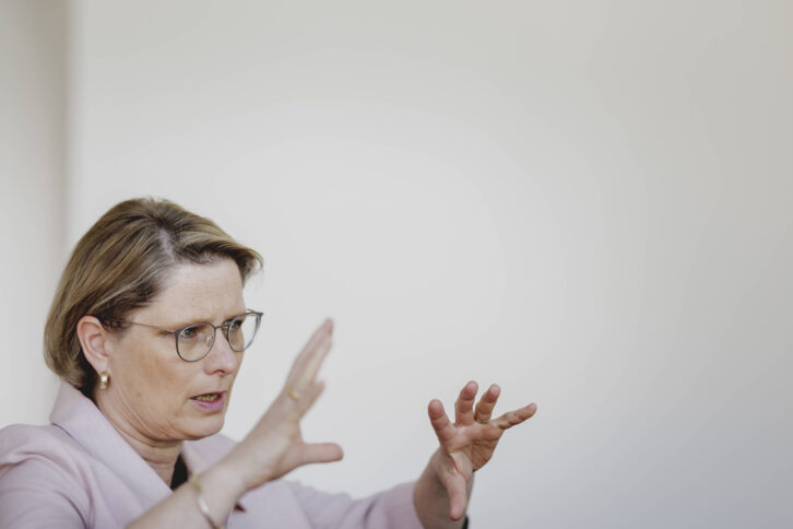 Stefanie Hubig in einem Interview mit gehobenen Händen und gespreizten Fingern