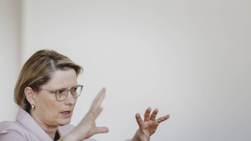 Stefanie Hubig in einem Interview mit gehobenen Händen und gespreizten Fingern