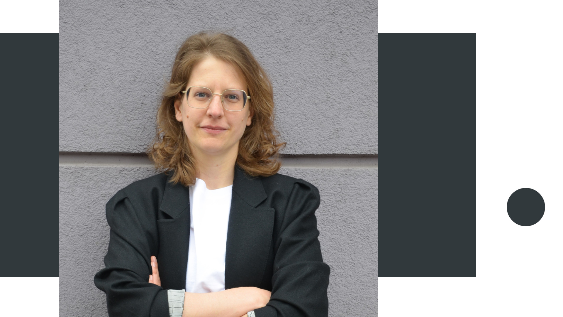 Porträt einer Person, die in die Kamera schaut