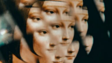 Viele Gesichter aus einem Gemälde ineinander verschachtelt