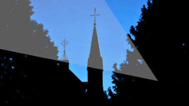 Schwarzer Umriss von Kirchtürmen vor blauem Himmel