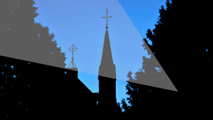 Schwarzer Umriss von Kirchtürmen vor blauem Himmel