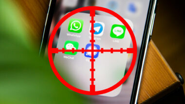 Fadenkreuz, das auf das Symbol der Signal-App auf einem handy gerichtet ist