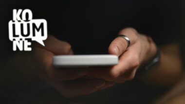 Zu sehen ist, wie eine Person ein Smartphone in zwei Händen hält, von vorn fotografiert