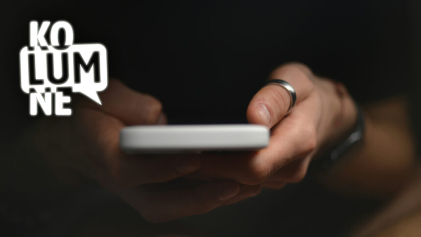 Zu sehen ist, wie eine Person ein Smartphone in zwei Händen hält, von vorn fotografiert