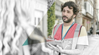 Ein Mann. macht eine Straßenumfrage mit Klemmbrett