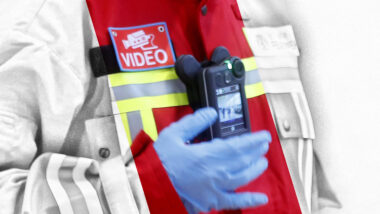 Ein Feuerwehrmensch mit einer Bodycam auf der Brust.