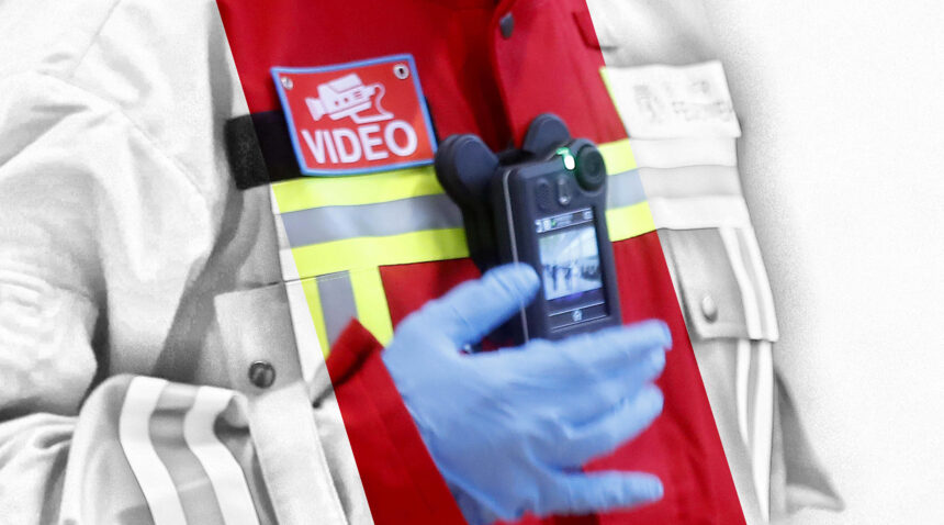 Ein Feuerwehrmensch mit einer Bodycam auf der Brust.