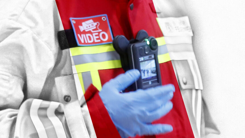 Ein Feuerwehrmensch mit einer Bodycam auf der Brust.