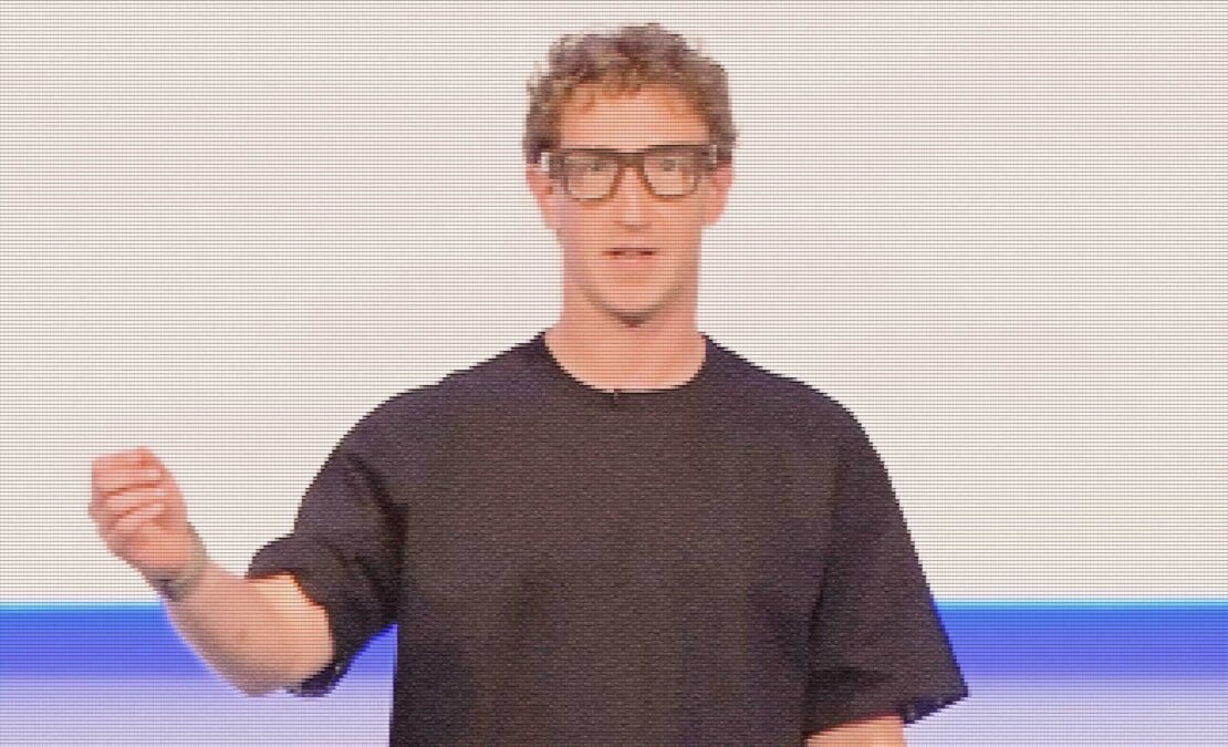 Ein Mann mit Locken und dicker Brille.