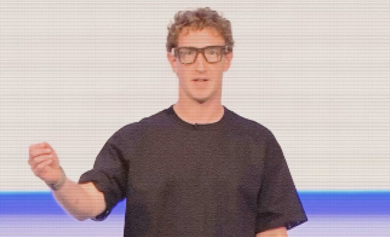 Ein Mann mit Locken und dicker Brille.