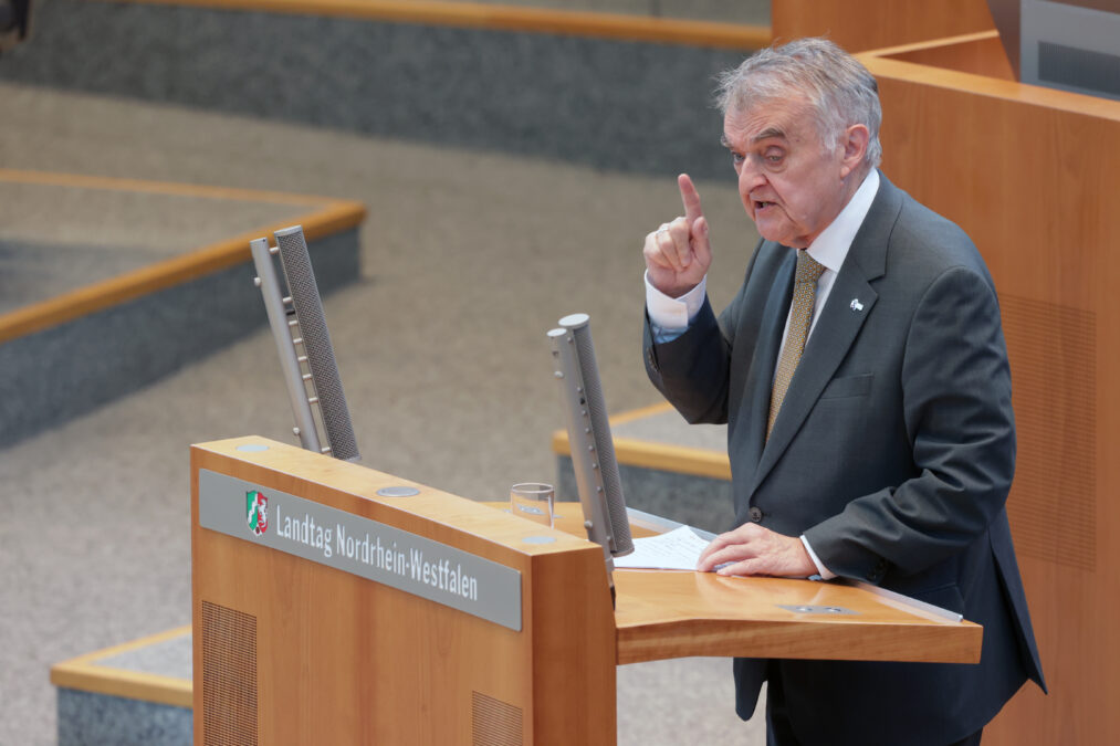 Innenminister Herbert Reul am Redepult im Landtag Nordrhein-Westfalen.