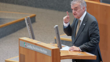 Innenminister Herbert Reul am Redepult im Landtag Nordrhein-Westfalen.