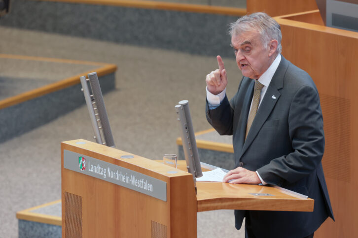 Innenminister Herbert Reul am Redepult im Landtag Nordrhein-Westfalen.