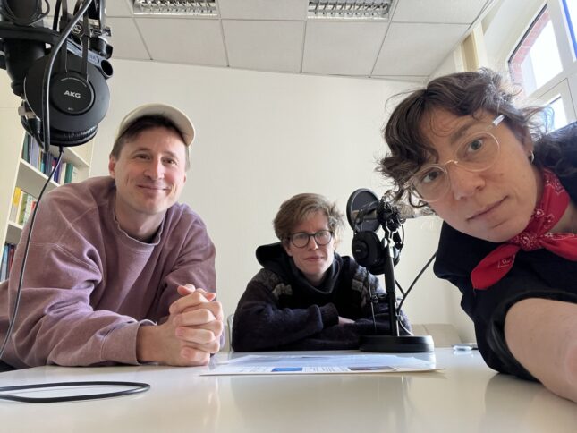 Selfie mit drei Personen in einem Studio.