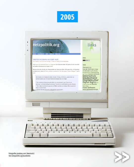 Eine Computer, über dem die Jahreszahl 2005 steht, dessen Bildschirm das damalige Design der Homepage von netzpolitik.org zeigt.