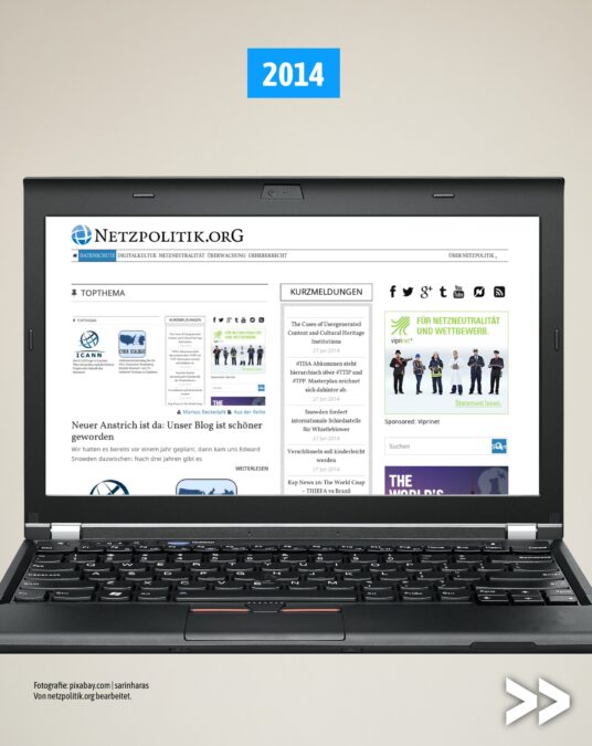 Eine Computer, über dem die Jahreszahl 2014 steht, dessen Bildschirm das damalige Design der Homepage von netzpolitik.org zeigt.