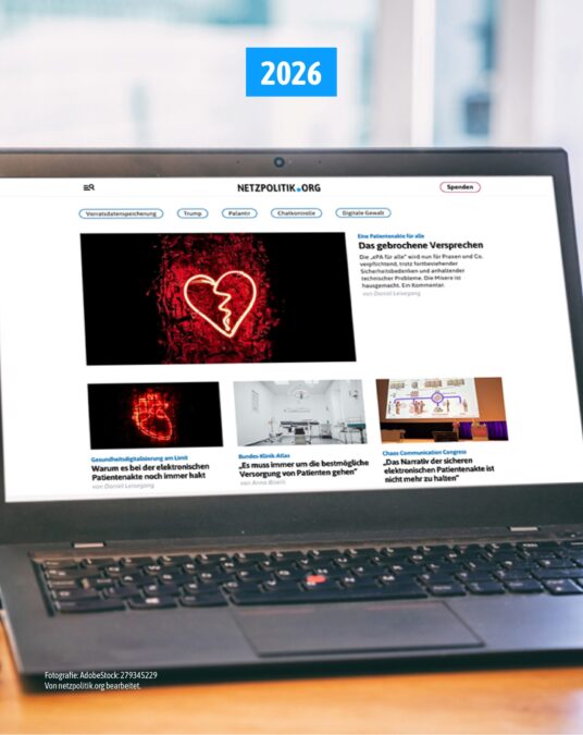 Eine Computer, über dem die Jahreszahl 2026 steht, dessen Bildschirm das damalige Design der Homepage von netzpolitik.org zeigt.