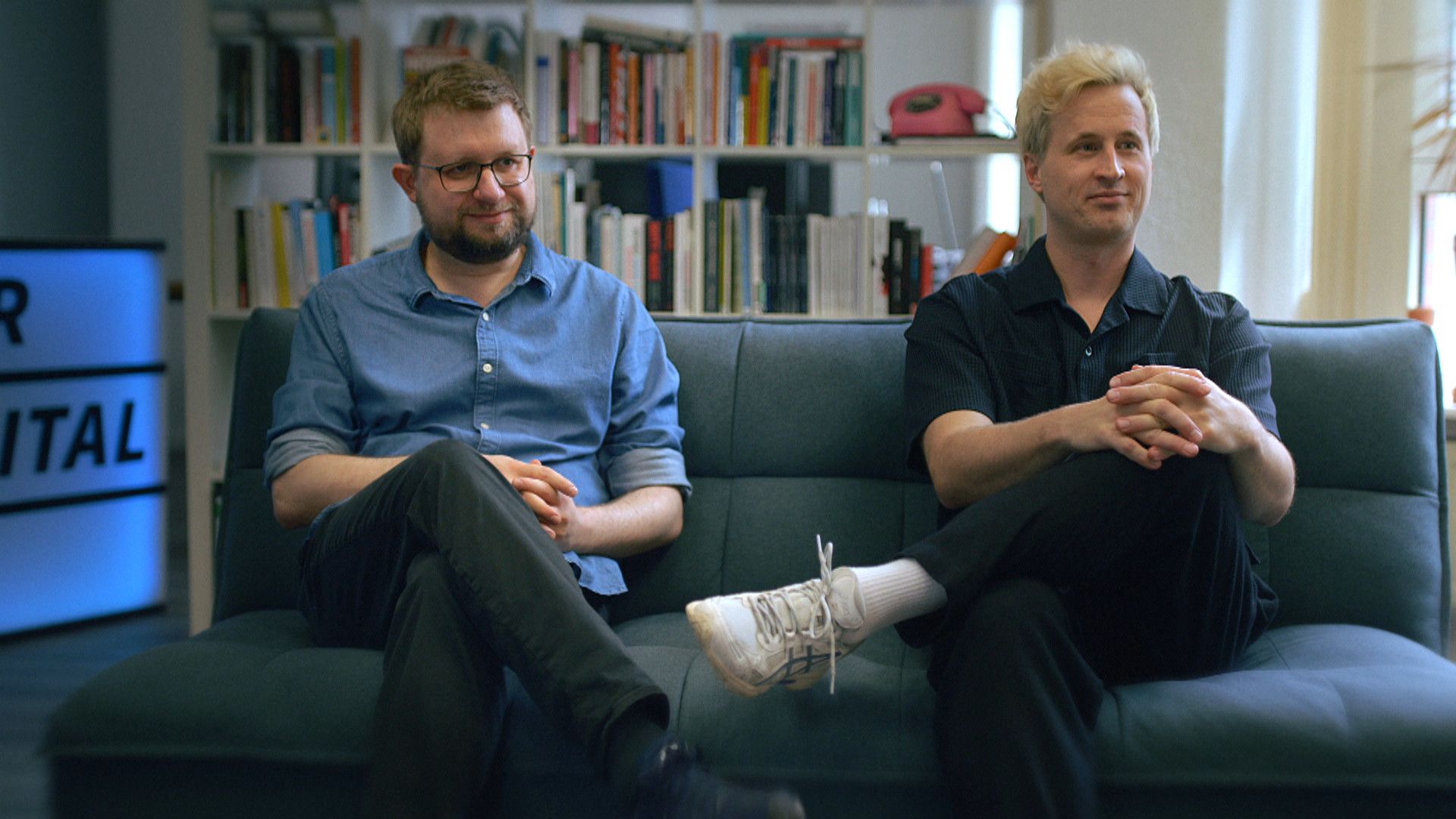 Die netzpolitik.org-Redakteure Meineck und Dachwitz auf einer Couch.