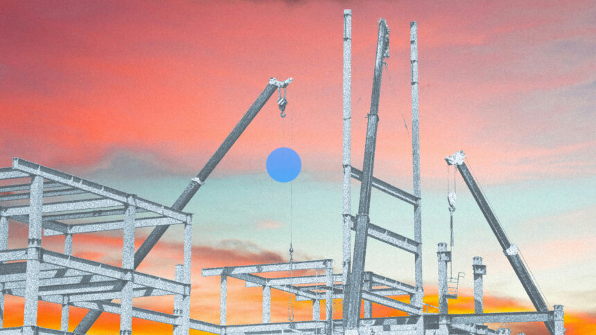 Eine Baustelle im Morgenrot, an einem Kran hängt ein blauer Punkt