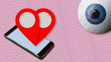 Ein Smartphone, darüber zwei sich überlappende Standort-Pinnnadeln, die die Form eines Herzens ergeben. Oben rechts ein glubschender Augapfel. Der Hintergrund zartrosa. Verblassend sein Geo-Koordinaten zu sehen.