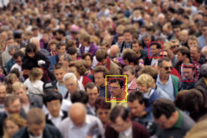 Menschenmenge. Mehrere Gesichter sind umrahmt.