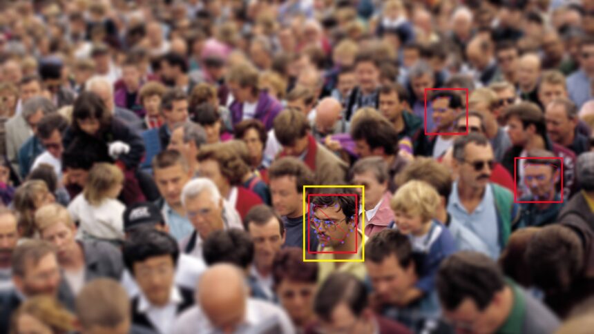 Menschenmenge. Mehrere Gesichter sind umrahmt.