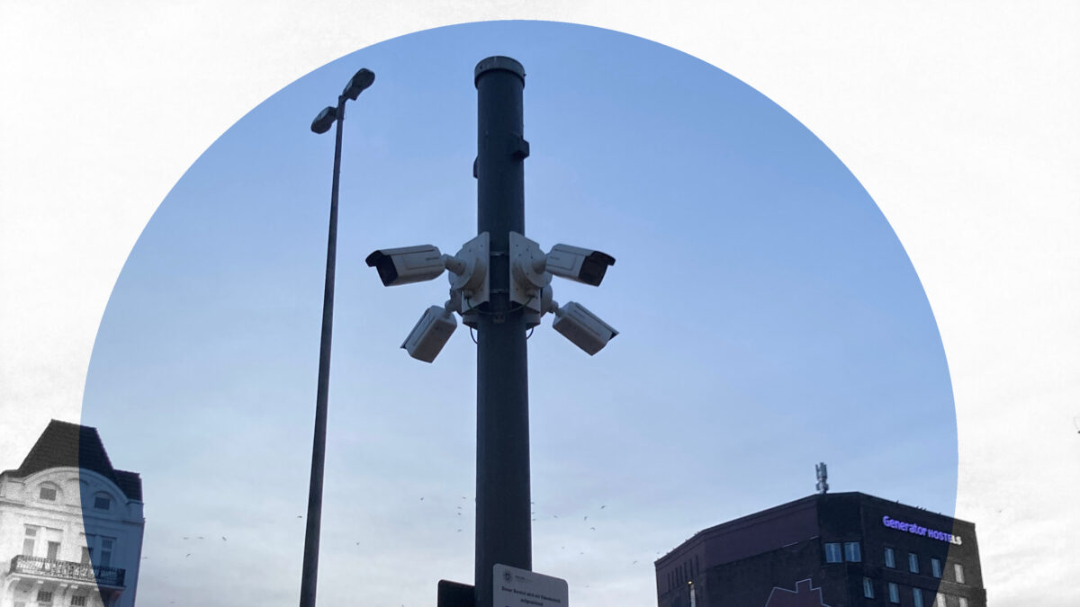 Ein Kameramast vor Morgenhimmel.