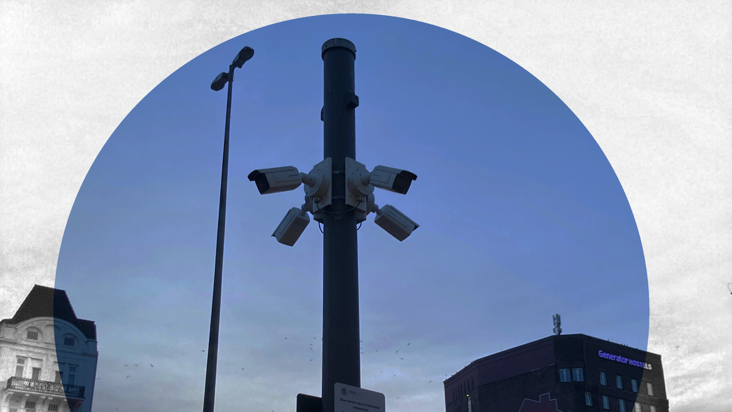 Ein Kameramast vor Morgenhimmel.