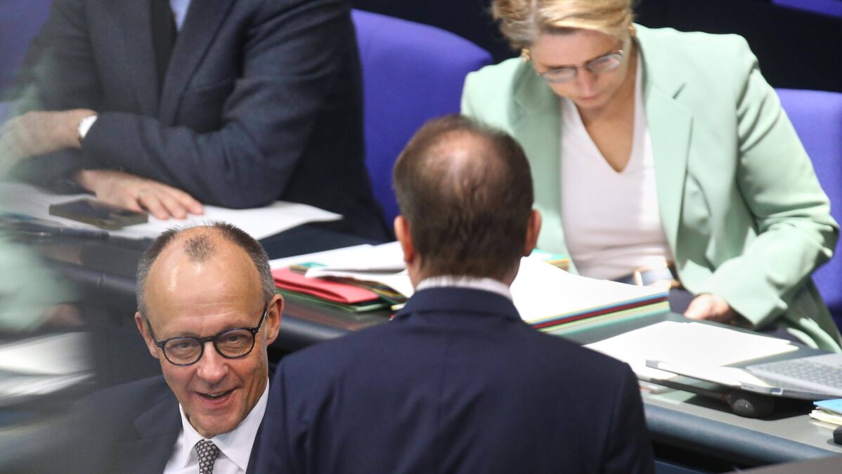 Merz, Dobrindt und Hubig im Bundestag, Dobrindt ist nur von hinten zu sehen.