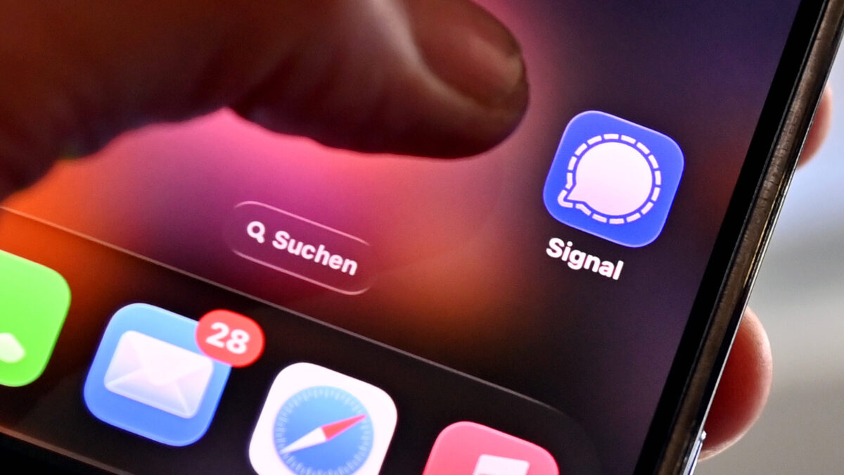 Daumen drückt auf Signal-Icon auf einem, Smartphone-Bildschirm.