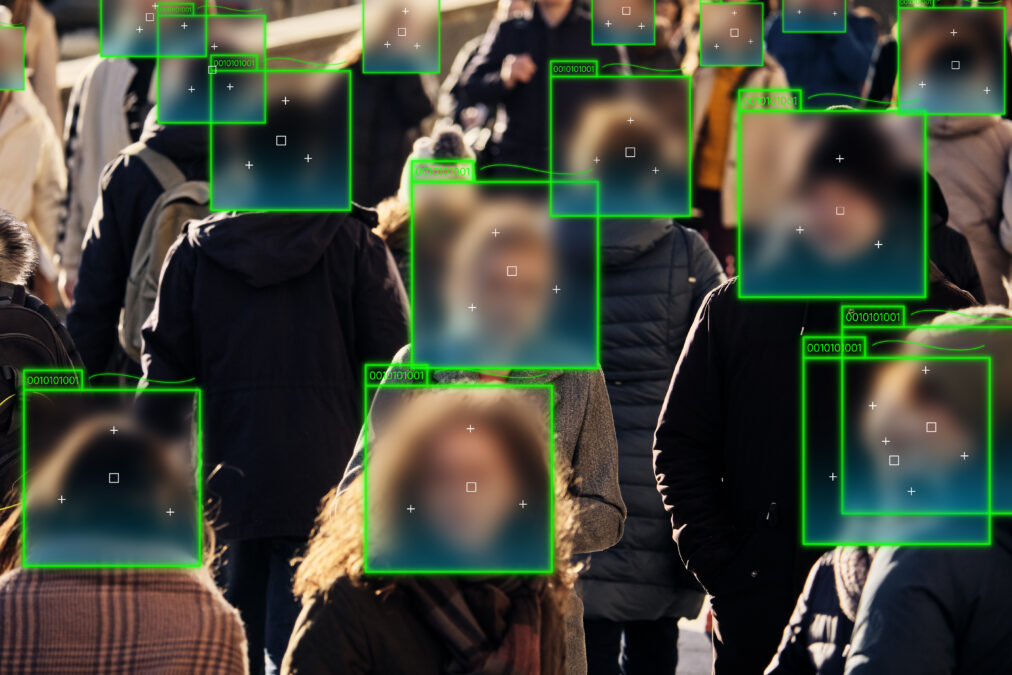 Das Konzept der Erfassung biometrischer Daten durch eine Kamera von Menschen auf der Straße.