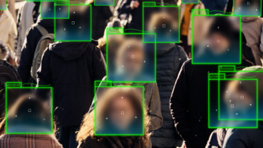 Das Konzept der Erfassung biometrischer Daten durch eine Kamera von Menschen auf der Straße.