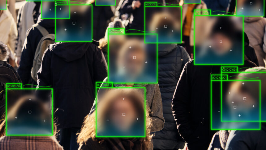 Das Konzept der Erfassung biometrischer Daten durch eine Kamera von Menschen auf der Straße.