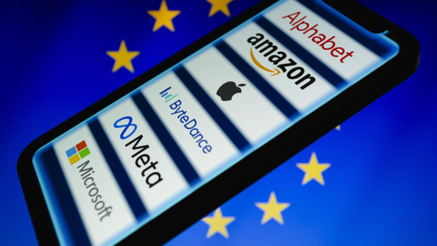 Handydisplay, auf dem die Namen von Gatekeepern wie Meta angezeigt werden.