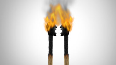 Zwei brennende Streichhölzer brüllen sich gegenseitig an.