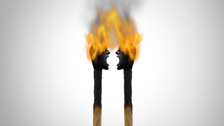 Zwei brennende Streichhölzer brüllen sich gegenseitig an.