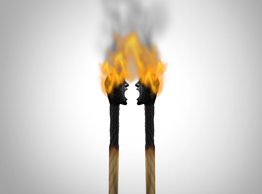 Zwei brennende Streichhölzer brüllen sich gegenseitig an.