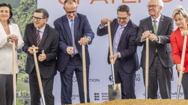 Deutsche Politiker*innen stechen mit Spaten symbolisch in einen Sandhaufen.