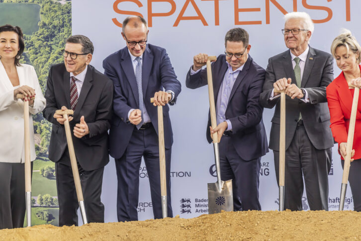 Deutsche Politiker*innen stechen mit Spaten symbolisch in einen Sandhaufen.