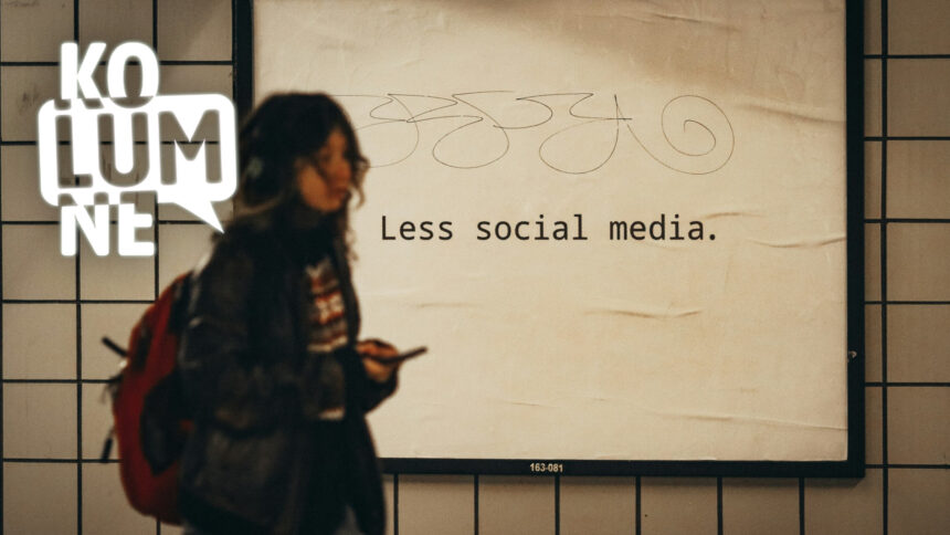 Eine Person vor einer Plakatwand mit dem Schriftzug: "Less social media", zu Deutsch: "Weniger soziale Medien"