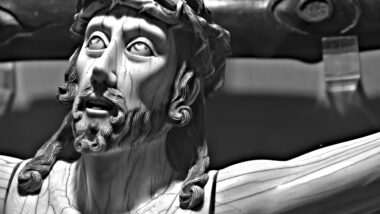 Eine Jesus-Figur rollt mit den Augen.